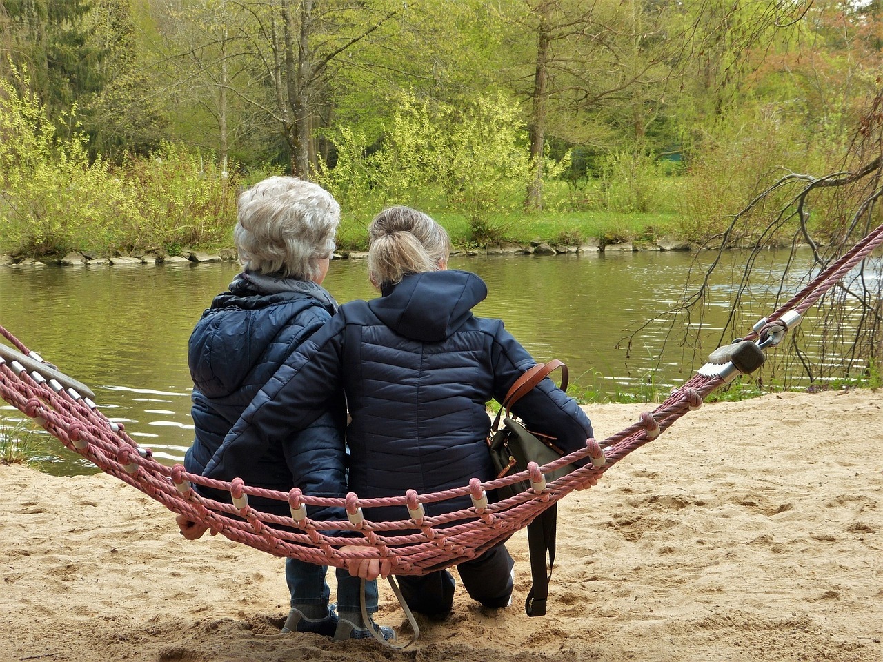 https://pixabay.com/photos/women-hammock-pond-old-pensioners-2300105/