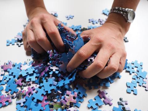 https://pixabay.com/photos/puzzle-pieces-mix-hands-puzzle-592798/