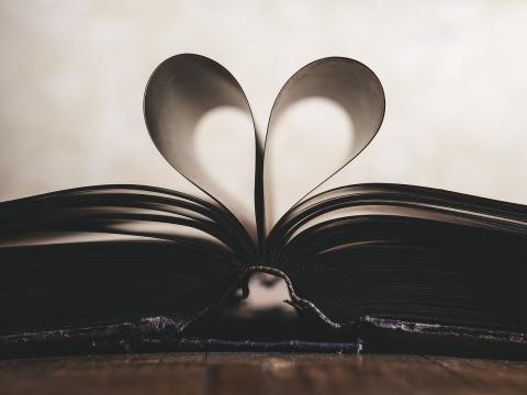 https://pixabay.com/photos/paper-heart-symbol-romance-1100254/