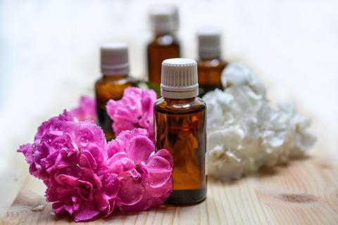 https://pixabay.com/photos/essential-oils-aromatherapy-spa-oil-1433694/